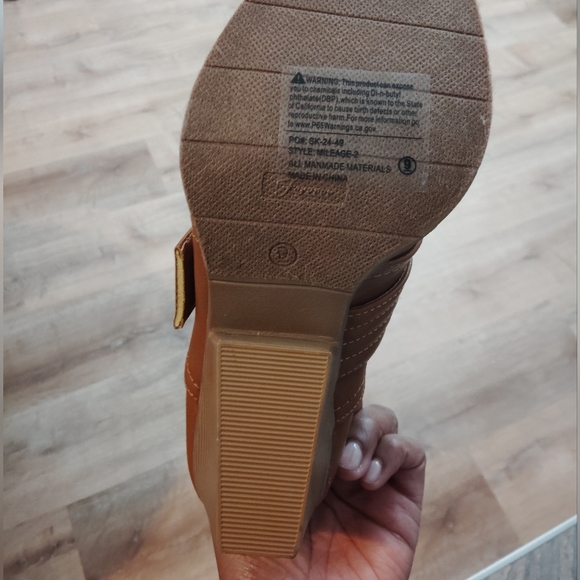 Forever Link Tan Ankle Boots with Buckles NWOT Size 9 - Picture 3 of 3